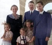 Magda und Joseph Goebbels gehören zu Hitlers engstem Zirkel und folgen dem Diktator bis in den Tod. (Kolorierte Aufnahme von 1938)