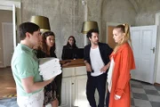 Pheline (Pheline Roggan, r.) und Fahri (Fahri Yardim, 2.v.r.) machen Wellness auf eine sehr spezielle Art. Eine Französin, die ebenfalls auf Darmspülungen steht, hält Fahri für den Boss der Klinik, was mächtig für Ärger sorgt. Währenddessen ist Fahri eifersüchtig auf Wellness-Assi Kai (Luca Fürchtenkordt, l.), der bei Pheline den Schlauch rektal eingeführt hat.
