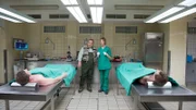 Offenbar waren die Toten Angler. Dr. Helene Sturbeck (Katharina Blaschke, 2.v.r.) stellt bei beiden einen Herzstillstand fest. Dass beide Männer diesen auf natürlichem Weg erlitten haben - an so viel Zufall mag Pathologin Dr. Helene Sturbeck nicht glauben, zumal sie bei beiden Toten seltsame Strommarken gefunden hat. Jan Reuter (Udo Kroschwald, l.) macht sich ein Bild.