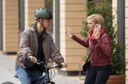 Dr. Kathrin Globisch wird vor der Sachsenklinik fast von einem jungen Mann mit dem Fahrrad angefahren.