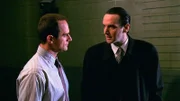 Detective Elliot Stabler (Christopher Meloni, l.) befragt Brad Weber (Richard Thompson). Eine Frau wurde in einem Hotel ermordet. Kurz zuvor war Brad von einem Barmann mit dem Opfer gesehen worden.