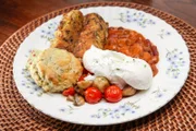 Der Chefkoch des „Pettigrew Tea Rooms“ in Cardiff, serviert auch Glamorgan-Würste als Teil eines walisischen Frühstücks.