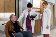 Hubert Kirchberg (Dieter Montag, l.) kommt mit starken Schmerzen ins Klinikum. Dr. Koshka (Katharina Nesytowa, M.) kennt ihn schon. Erst vor ein paar Wochen wurde er hier behandelt. Doch offenbar wirken seine Medikamente nicht wie erhofft. Julia Berger (Mirka Pigulla, rechts im Bild)