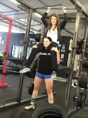 Die stärkste deutsche Frau Europas Sandra Bradley (29) trägt Moderatorin Claudia Pupeter auf ihren Schultern. Die stärkste deutsche Frau Europas Sandra Bradley (29) trägt Moderatorin Claudia Pupeter auf ihren Schultern.