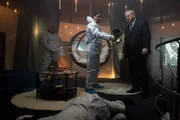 Am Tatort zeigt Christian Schubert (Simon Eckert, l.)  Bernd Reuther (Rainer Hunold, r.) den goldenen Kelch, mit dem Dominik Acampora getötet wurde.