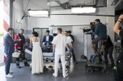 Arbeitsfoto: v.l.n.r.: Roy Peter Link (mit Komparse), Sanam Afrasteh und Philipp Danne mit Komparsen und Drehteam.