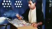 Pfarrer Maximilian (Franz Mey) staunt nicht schlecht, als er in dem Karton anstatt der erwarteten Altarkerzen eine Lieferung Vibratoren findet...