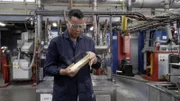Autor Dave Leins mit einem Goldbarren im Wert von über 900000 Euro.