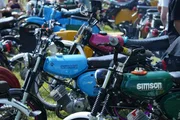 Die Simson-Mopeds aus der DDR sind auch heute noch heiß begehrt bei vielen Jugendlichen in Ostdeutschland.