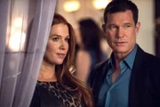 l-r: Carrie Wells (Poppy Montgomery), Al Burns (Dylan Walsh)