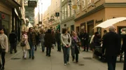 In der Getreidegasse in Salzburg drängen sich die Touristen.