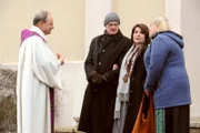 Generalvikar Kaiser steht am Kircheneingang und begrüßt die Gemeinde zum Karsamstags Gottesdienst. Von links: Generalvikar Kaiser (Rainer Maria Schießler), Joseph (Michael Vogtmann), Rosi (Brigitte Walbrun) und Ulla (Sabrina Dietel).