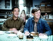 Jasons (Jon Walmsley, r.) Freund Corporal Ted Lapinsky (Todd Susman, l.) ist bei den Waltons zu Gast.