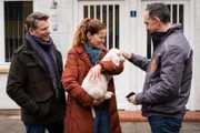 Annalena und Sebastian gehen mit dem Lamm zu Mike, der einwilligt, es zu verstecken. Von links: Sebastian (Herbert Ulrich), Annalena (Heidrun Gärtner), Lamm Xaver und Mike (Harry Blank).