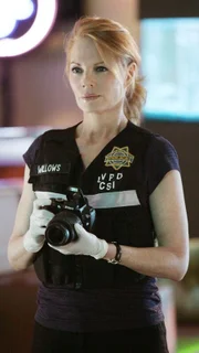 Catherine (Marg Helgenberger) und ihre Kollegen versuchen den Mord an einer jungen Frau aufzuklären, die mit drei verschiedenen Blutgruppen aufgefunden wurde. Doch was hat das fremde Blut in ihren Venen zu suchen?