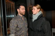 Zoe (Lara Dandelion Seibert) versucht Carlos (Patrick Fernandez) einzuschüchtern, dass er die Wahrheit besser für sich behält.