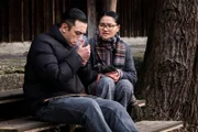 Lien (Nui Nguyen) ist empört, als Leon (Joel Akgün) sich einen Joint anzündet.