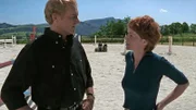 Don Matteo spricht mit der Pferdetrainerin Sara (Terence Hill, Elisabetta Cavallotti, v.l.)