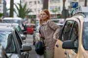 Ellie (Leo Hatton) will Jake auf dem Markt in Rakka überführen.