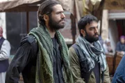 Jake (Zed Josef, li.) weiht Nasser (James Krishna Floyd, re.) in den Ablauf auf dem Markt in Rakka und in seine Verantwortlichkeiten ein.