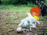 Über die Osterfeiertage ist Meister Eder bei seiner Schwester eingeladen, die zusammen mit ihrem Mann und der Tochter in einem Haus mit großem Garten wohnt. Pumuckl kommt natürlich mit. Als man die Ostereier im Garten versteckt, findet Pumuckl, daß die Verstecke viel zu einfach sind und bringt die Eier und Süßigkeiten an ungewöhnliche Plätze.