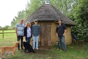 V.l.: Tim, Helen, Ruben und Simon Parfett vor dem Lehmhaus.