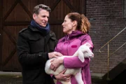 Annalena (Heidrun Gärtner) bringt es nicht übers Herz, Lamm Xaver seinem Schicksal zu überlassen; Sebastian (Herbert Ulrich) überrascht das.
