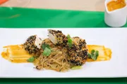 Gericht: Asiatischer Glasnudelsalat mit Erdnusssauce und knusprigem Sesam-Tofu von Vishi Parameswaran.