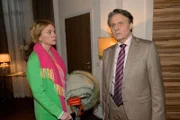Yvonne (Gisa Zach) bemüht sich vergeblich, zu Gerner (Wolfgang Bahro) durchzudringen.