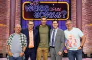 Moderator Kai Pflaume (M.) und seine Rateteam-Kapitäne Bernhard Hoëcker (l.) und Elton (r.) begrüßen in dieser Sendung die beiden "Jäger" der ARD-Sendung "Gefragt – Gejagt", Dr. Manuel Hobiger (2.v.l.) und Sebastian Jacoby (2.v.r.).