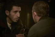 Jalil (Aziz Dyab, l.) spricht mit Roland Orbach (Maximilian Brückner, r.) über den Vorfall.