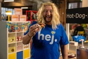 IKEA hat mit seinem Hot Dog einen weltweiten Hype ausgelöst und verkauft die Brühwurst für zwei Euro. Sebastian Lege baut die Wurst von Ikea in seiner Werkstatt nach.