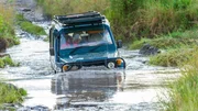 Während der Regenzeiten schwellen die kleinen Bäche oft in wenigen Stunden stark an, so dass manchmal tiefe Furten durchfahren werden müssen. Der Filmwagen ist zum Glück mit einem "Schnorchel" ausgerüstet.