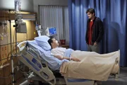 Alan (Jon Cryer, l.) hat mit Walden (Ashton Kutcher, r.) verabredet, dass er Zoey rauswirft, damit er wieder bei ihm wohnen kann. Als Alan eintrifft, hat sich Walden jedoch für Zoey und ihre Tochter entschieden. Daraufhin ist er so enttäuscht, dass er einen kleinen Herzinfarkt erleidet ...