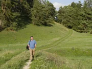 Ein Sonnentag auf dem Pilgerweg. Thomas Grasberger auf dem Pilgerweg.