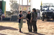 Anna (Mélanie Thierry, Mi.) bittet Sarya (Souheila Yacoub, re.) darum, Nisrin (Tasnim Cheham, li.) als Kämpferin aufzunehmen.