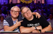Rateteam-Kapitän Elton (r.) mit Schauspieler und Musiker Axel Prahl (l.).; ARD WER WEISS DENN SOWAS? FOLGE 1170, "Wotan Wilke Möhring und Axel Prahl", am Mittwoch (09.10.24) um 18:00 Uhr im ERSTEN.