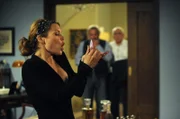 Uschi (Silke Popp) glaubt, sturmfreie Bude zu haben und genießt das ausgelassen bei lauter Musik und in lockerem Outfit.