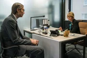 Gregory Dillard (Stephen Merchant, l.); Rita (Julia Davis, r.)