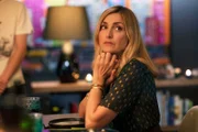 Hélène (Julie Gayet) wartet sehnsüchtig auf den Anruf ihrer Tochter zu ihrem Geburtstag.