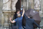Viele Promis hassen sie, die Klatschblätter brauchen sie: Paparazzi. ZDF-History erzählt die Geschichte der dreistesten Fotografen und ihrer berühmten Bilder.