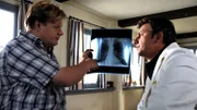 Dr. Martin Gruber (Hans Sigl, r.) drängt Markus Leitner (Michael A. Grimm, l.) zur Operation. Doch dieser lehnt kategorisch ab.