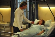 Sebastian wacht besorgt an Annalenas Bett. Von links: Sebastian Wildner (Herbert Ulrich) und Annalena Brunner (Heidrun Gärtner).