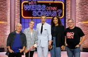 Moderator Kai Pflaume (M.) und seine Rateteam-Kapitäne Bernhard Hoëcker (l.) und Elton (r.) begrüßen in dieser Sendung die Gym­nas­tin und Olympia-Goldmedaillengewinnerin Darja Varfolomeev (2.v.l.) und die Kugelstoßerin und Olympia-Goldmedaillengewinnerin Yemisi Ogunleye (2.v.r.).