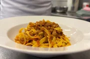 Für ein gelungenes Ragù alla Bolognese sind einige Regeln zu beachten: Als Beilage gibt es beispielsweise traditionell Tagliatelle und keine Spaghetti.