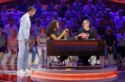 Moderator Kai Pflaume (l.) mit Rateteam-Kapitän Elton (r.) und der Kugelstoßerin und Olympia Goldmedaillengewinnerin Yemisi Ogunleye (M.).; ARD WER WEISS DENN SOWAS? FOLGE 1171, "Darja Varfolomeev und Yemisi Ogunleye", am Donnerstag (10.10.24) um 18:00 Uhr im ERSTEN.