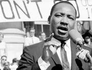 Martin Luther King kritisiert während einer Rede in Berkeley, California, die horrenden Militärausgaben des Vietnamkriegs.