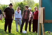Pfarrer Neuner glaubt nicht, dass die Frauen beim Torwandschießen eine Chance haben. Von links: Pfarrer Neuner (Peter Rappenglück), Caro Ertl (Teresa Rizos), Maria Kirchleitner (Daniela März) und Veronika Brunner (Senta Auth).