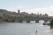 In Paris, der Hauptstadt der Menschenrechte, kamen Christo und Jeanne-Claude auf die Idee, ein Zeichen für die Freiheit zu setzen: In spektakulären Aktionen hüllten sie Gebäude auf der ganzen Welt in Stoffbahnen.