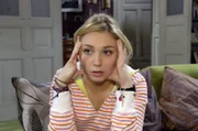 Lily (Jil Funke) ist zunächst von Lars' Plänen schockiert...